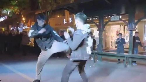 街道两青年吃瓜,趣味横生