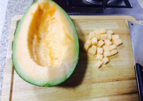 哈密瓜给羊吃,羊儿喜食的夏日清凉佳品