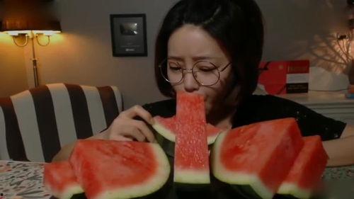 吃大瓜的女人,吃大瓜女人的独特魅力与生活态度