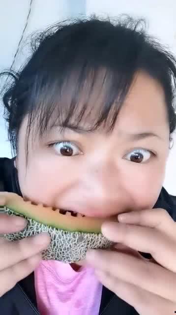 农村吃瓜妇女图文,闲聊中的生活百态